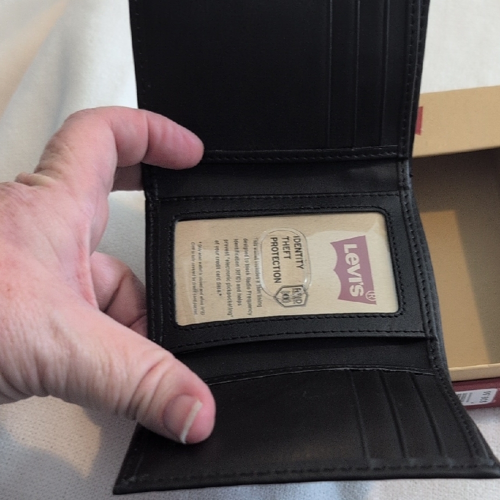 Levi's Black Wallet with Silver Logo - Picture 6 of 8
